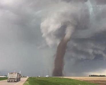 Dramático video de tornado tocando tierra en autopista en Canadá